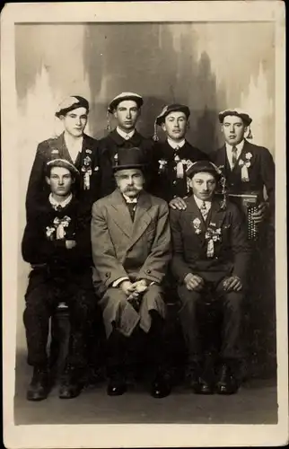 Foto Ak Französische Soldaten in ziviler Kleidung, Gruppenbild, Mann mit Hut, Gebirgsjäger