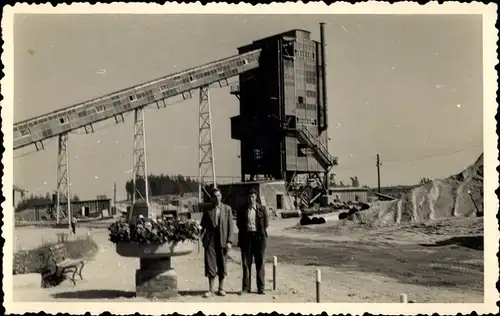 Foto Ak Zwei Männer vor einem Förderturm, Steinbruch