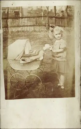 Foto Ak Mädchen mit Kinderwagen