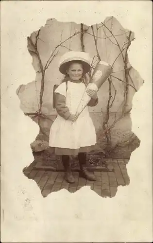 Foto Ak Glückwunsch Einschulung, Mädchen mit Zuckertüte und Schulranzen