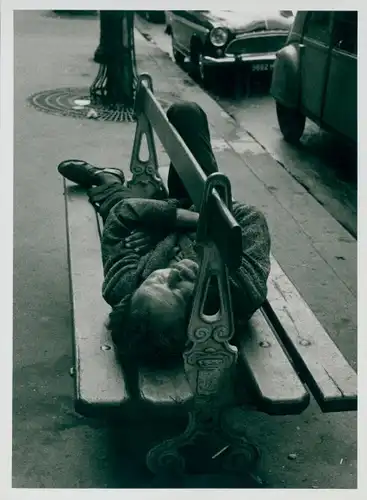Foto Schnappschuss, Mann schläft auf Parkbank