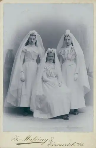 Kabinett Foto Konfirmation, Mädchen in weißen Kleidern und Schleier