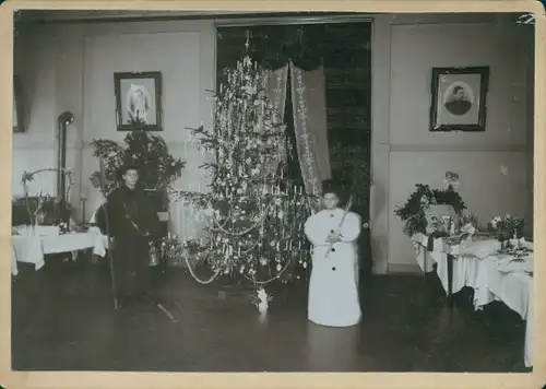 Kabinett Foto Königsbrunn in Schwaben, Verkleidete Kinder, Weihnachtsbaum, Aufführung