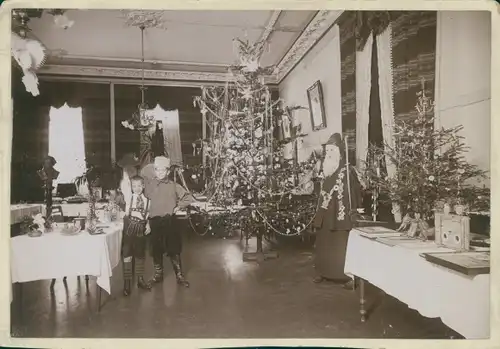 Kabinett Foto Königsbrunn in Schwaben, Verkleidete Kinder, Weihnachtsbaum, Aufführung