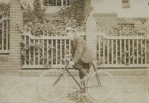 Kabinett Foto Mann auf Fahrrad