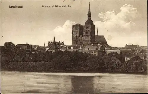 Ak Stralsund in Vorpommern, Teilansicht mit Kirche vom Wasser aus gesehen