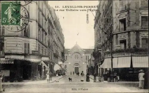 Ak Levallois Perret Hauts de Seine, La rue Voltaire vers l'Eglise