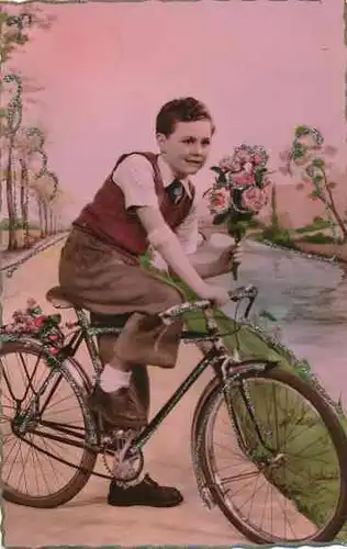 Glitzer Ak Junge auf dem Fahrrad mit einem Blumenstrauß
