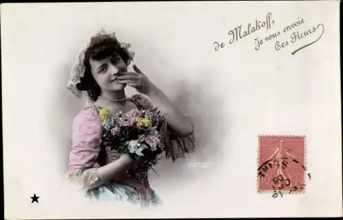 Ak Malakoff Hauts de Seine, Souvenir, Junge Dame mit Blumenstrauß