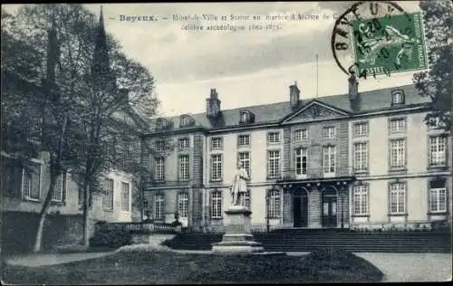 Ak Bayeux Calvados, Hotel de Ville et Statue en marbre d'Arcisre