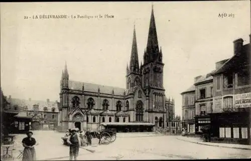 Ak La Delivrande Calvados, La Basilique et la Place