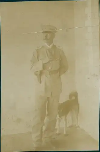 Foto Namibia, DSWA, Mitglied der Kolonialen Schutztruppe, Pistolenhalfter, Schirmmütze, Hund