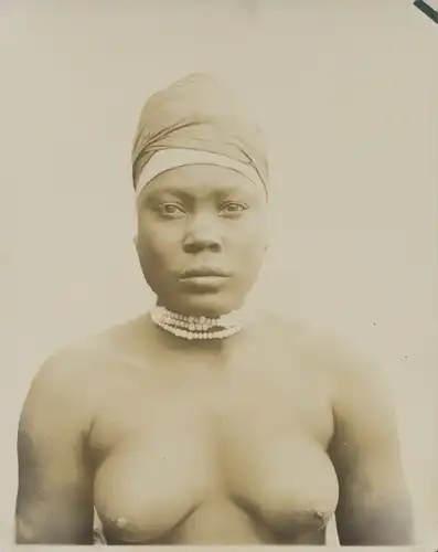 Foto Namibia, DSWA, Barbusige Afrikanerin, Kopftuch, Portrait