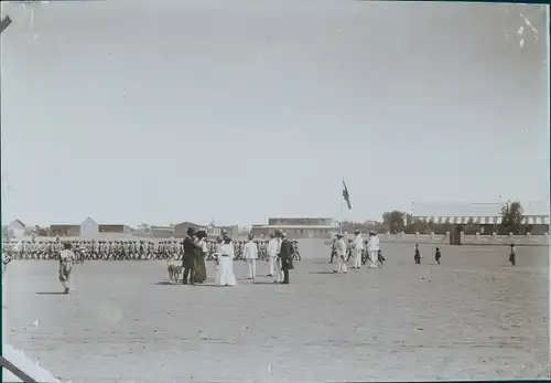 Foto Namibia, DSWA, Mitglieder der Kolonialen Schutztruppe beim Marschieren, Vornehmere Gesellschaft