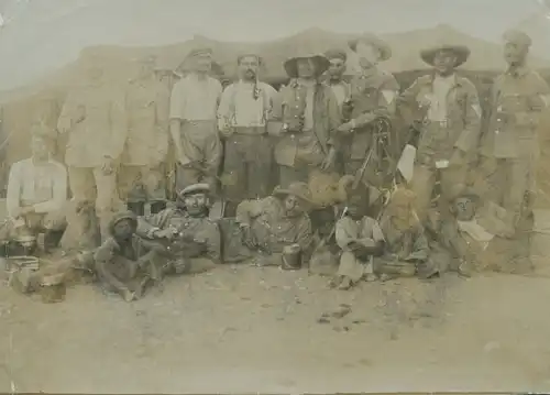 Foto Keetmanshoop Namibia, DSWA, Mitglieder der Kolonialen Schutztruppe, Afrikanische Kinder, Gruppe