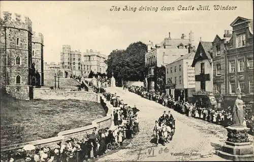 Ak Windsor South East England, The King driving down Castle Hill