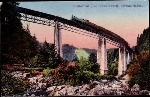 Ak Höllsteig Schwarzwald, Ravennaschluchtviadukt, Vorbeifahrende Eisenbahn