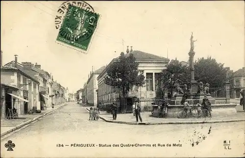 Ak Périgueux Nouvelle-Aquitaine Dordogne, Statue des Quatre Chemins et Rue de Metz