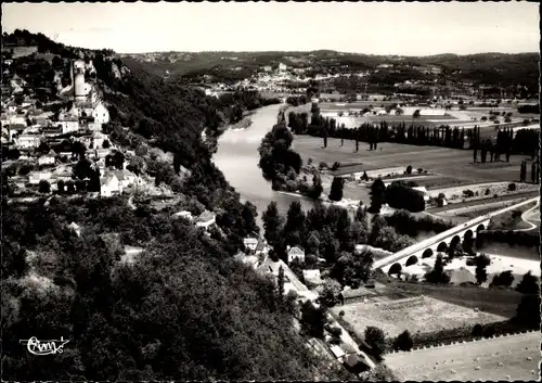 Ak Castelnaud Dordogne, Blick auf den Ort, Fliegeraufnahme, Chateau, Pont