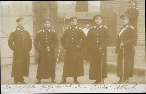 Foto Ak Soldaten in Uniformen mit Mänteln und Degen