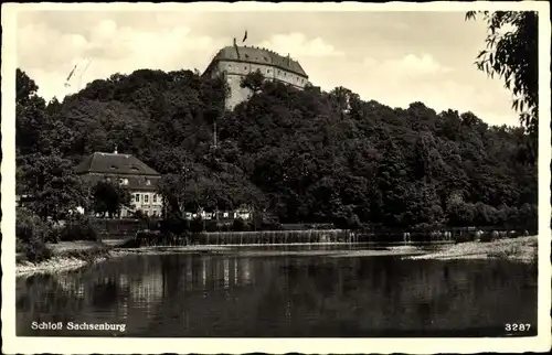 Ak Sachsenburg Frankenburg, Blick zum Schloss mit Wehr