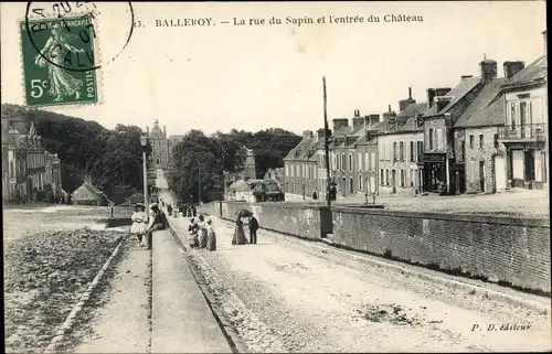 Ak Balleroy Calvados, La rue du Sapin et l'entree du Chateau