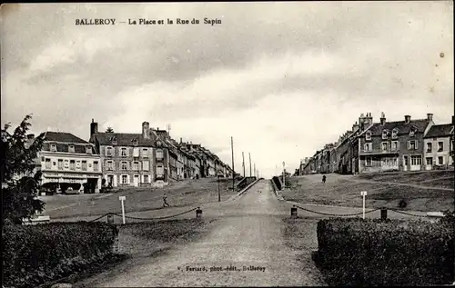 Ak Balleroy Calvados, La Place et la Rue du Sapin