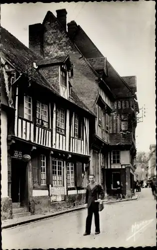 Ak Bernay Eure, Vieilles maisons, rue Auguste Le Prevost