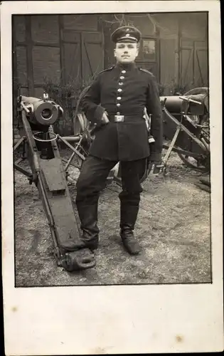 Foto Ak Soldat in Uniform mit Geschützen, I WK