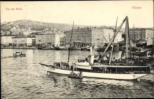Ak Rijeka Fiume Kroatien, Via del Molo, Österreichisches Handelsschiff im Hafen