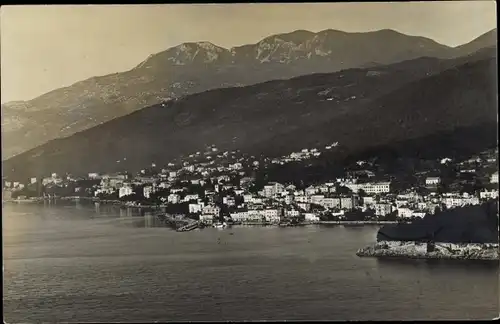 Foto Ak Opatija Abbazia Kroatien, Blick auf den Ort mit Hafen