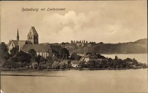 Ak Ratzeburg im Herzogtum Lauenburg, Teilansicht mit Landratsamt, Kirche