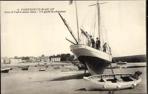 Ak Saint Quay Portrieux Cotes d'Armor, Dans le Port a maree basse, Un yacht de plaisance