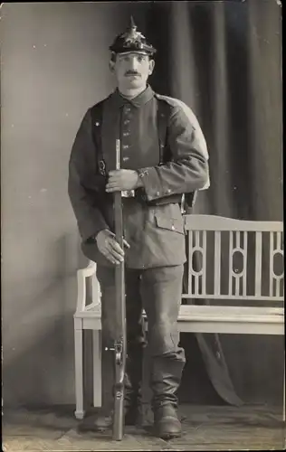 Foto Ak Soldat in Uniform mit Pickelhaube, Portrait, Fotograf Drache Radeburg