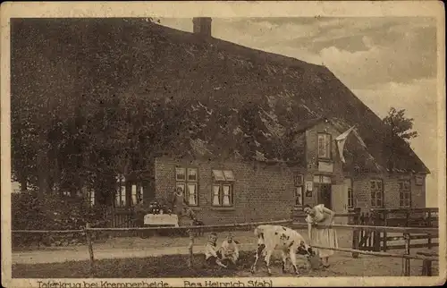 Ak Kremperheide in Schleswig Holstein, Gasthaus Taferkrug, Frau füttert eine Kuh