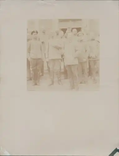 Foto Namibia, DSWA, Mitglieder der Kolonialen Schutztruppe vor einem Haus stehend, Gruppenbild