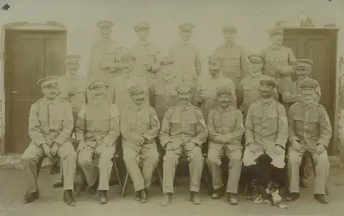 Passepartout Foto Ak Namibia, DSWA, Mitglieder der Kolonialen Schutztruppe, Gruppenbild, Hund