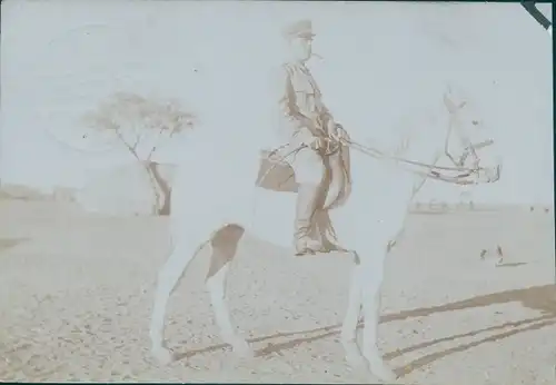 Foto Namibia, DSWA, Mitglied der Kolonialen Schutztruppe zu Pferd, Zigarette, Schirmmütze