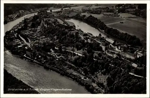 Ak Burghausen an der Salzach Bayern, Fliegeraufnahme vom Ort