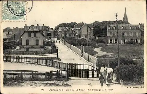 Ak Bernieres Calvados, Rue de la Gare, Le Passage a niveau