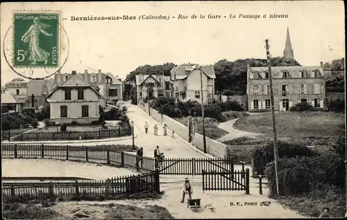 Ak Bernieres Calvados, Rue de la Gare, Le Passage a niveau