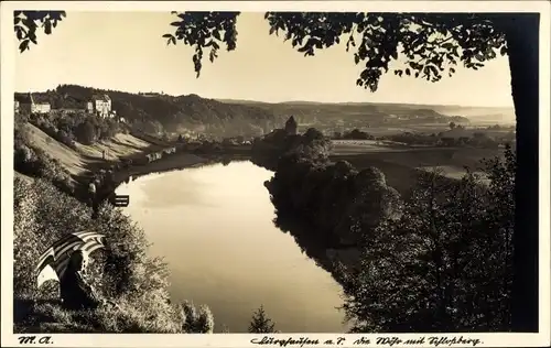 Foto Ak Burghausen an der Salzach Bayern, Mädchen am Ufer mit Schirm, Fluss, Umgebung