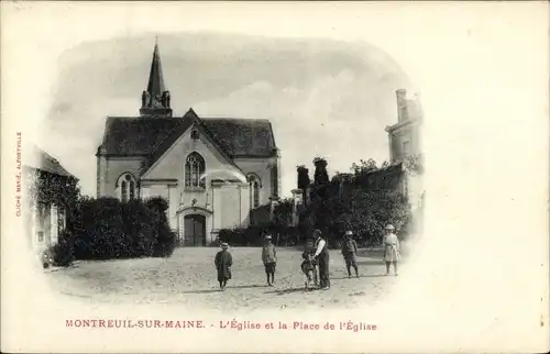 Ak Montreuil sur Maine Maine-et-Loire, L'Eglise et la Place de l'Eglise