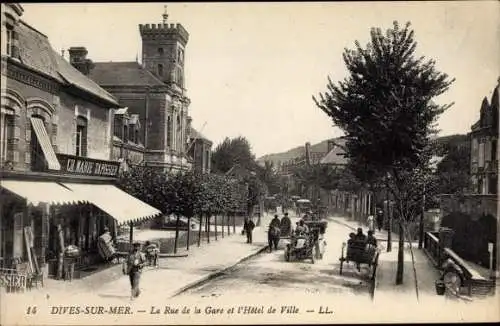 Ak Dives sur Mer Calvados, La Rue de la Gare et l'Hotel de Ville