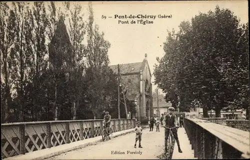 Ak Pont de Chéruy Isère, Pont de l'Église, cyclistes