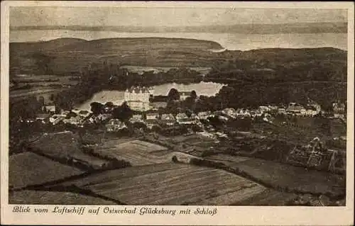 Ak Glücksburg an der Ostsee, Ort mit Schloss vom Luftschiff aus gesehen