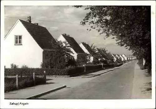 Ak Satrup Mittelangeln in Schleswig Holstein, Siedlung, Strassenansicht