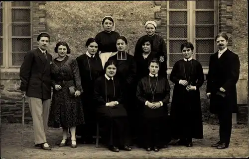 Foto Ak Cande Maine et Loire, Dames aux chapeaux verts 1931