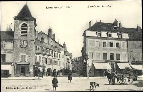 Ak Lons le Saunier Jura, Entrée des Arcades