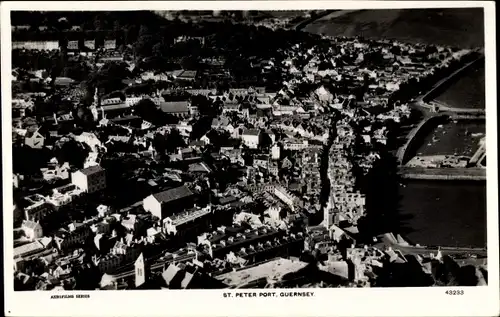 Ak St Peter Port Guernsey Kanalinseln, Blick auf den Ort, Fliegeraufnahme